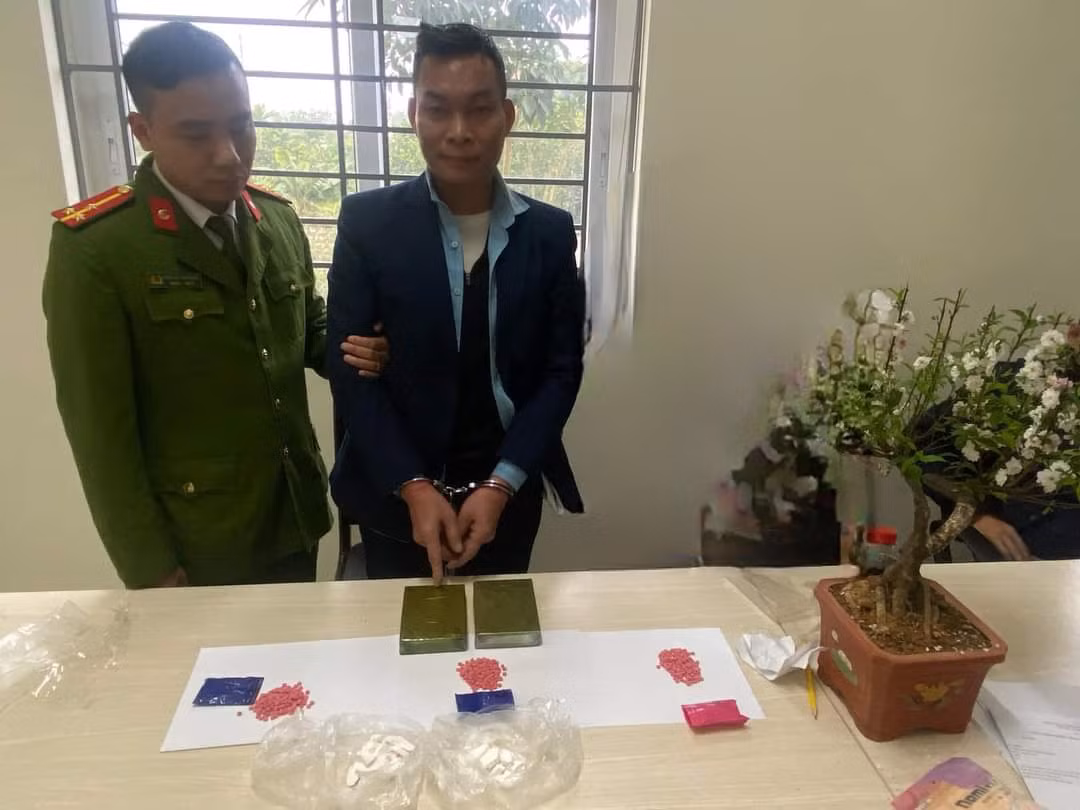 Bắt giữ đối tượng vận chuyển ma túy heroin và hồng phiến tại bến xe Hà Nội -0