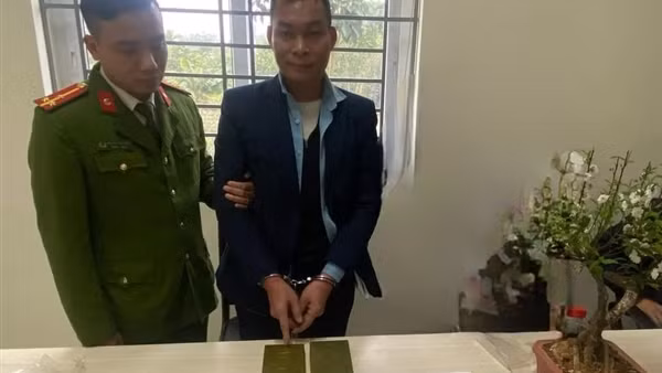 Bắt giữ đối tượng vận chuyển 2 bánh heroin tại bến xe Yên Nghĩa