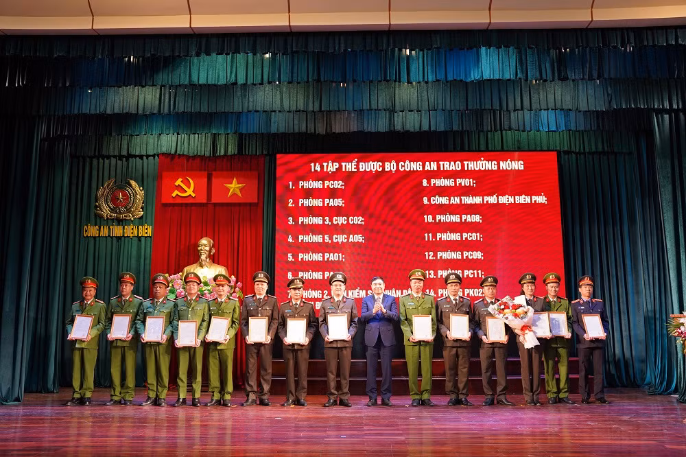 Khen thưởng cá nhân và tập thể thuộc Công an Điện Biên đạt thành tích trong bảo đảm ANTT Tết Nguyên đán 2024 -0