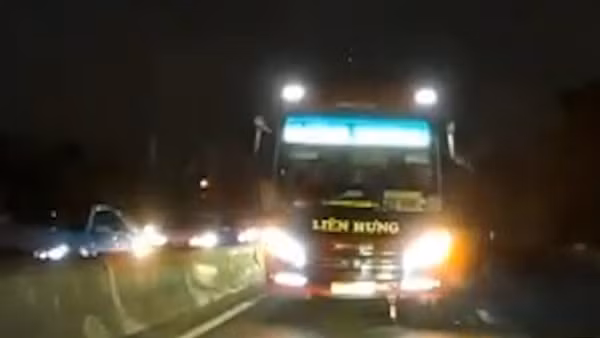 Tài xế xe khách chạy ngược chiều trên Quốc lộ nêu lý do “sợ muộn giờ”