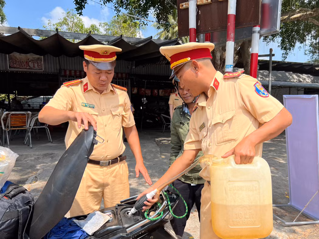 CSGT Công an Sóc Trăng hỗ trợ gần 30.000 lượt người về quê đón Tết -0