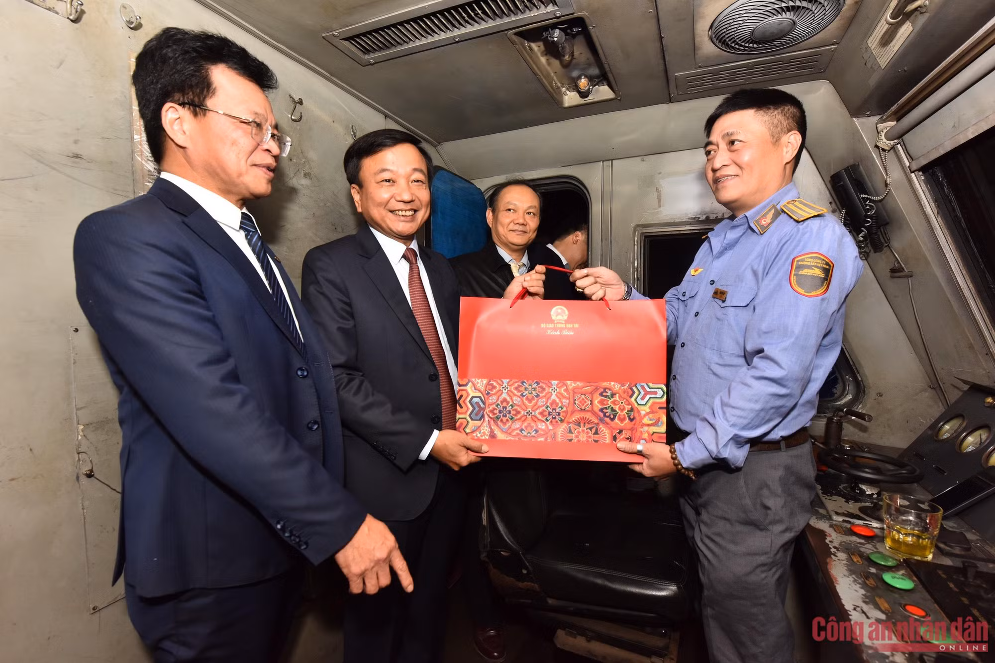 Chuyến tàu đêm giao thừa -0