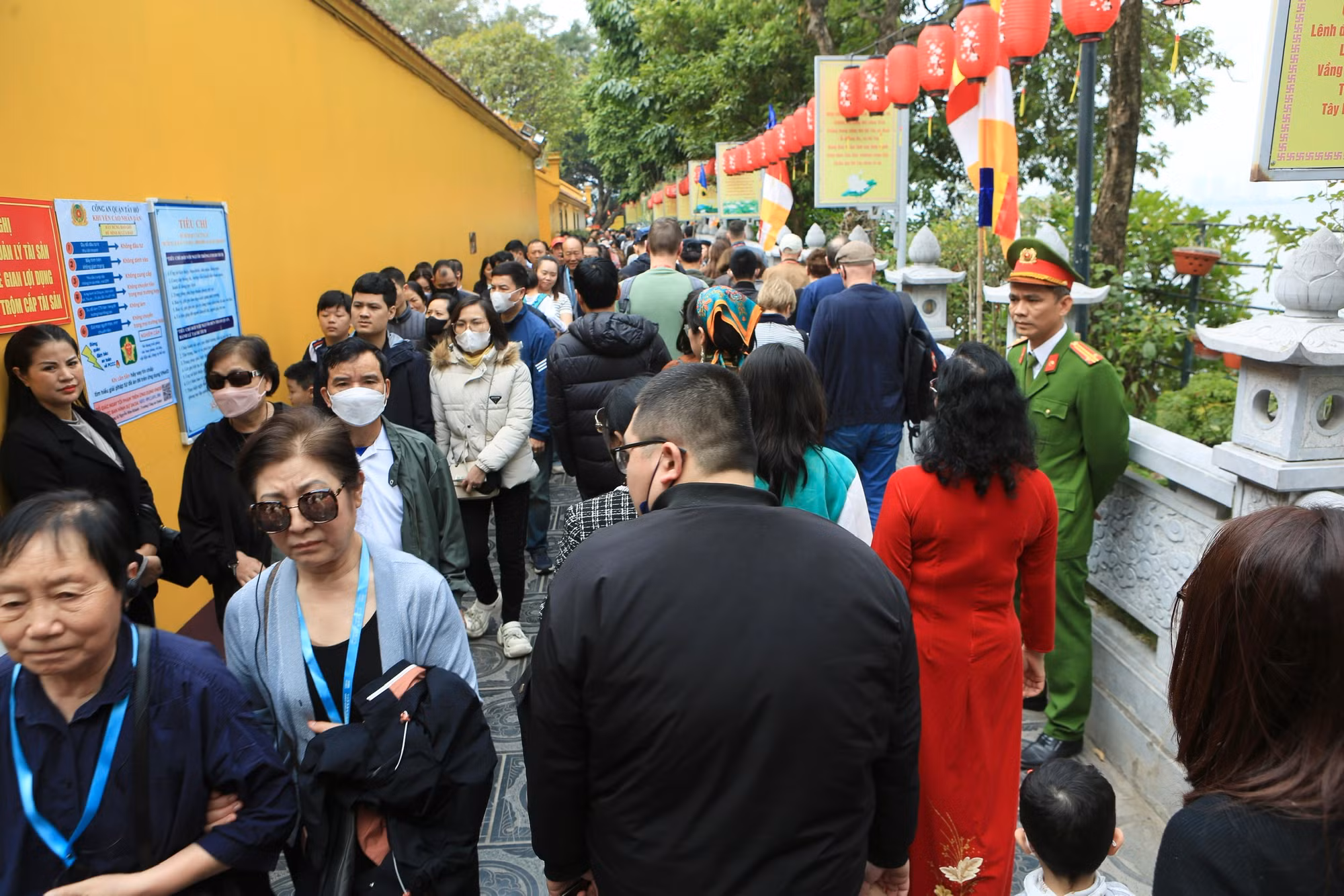Hà Nội tập nập khách du xuân trong ngày cuối kỳ nghỉ Tết Giáp Thìn 2024 -0