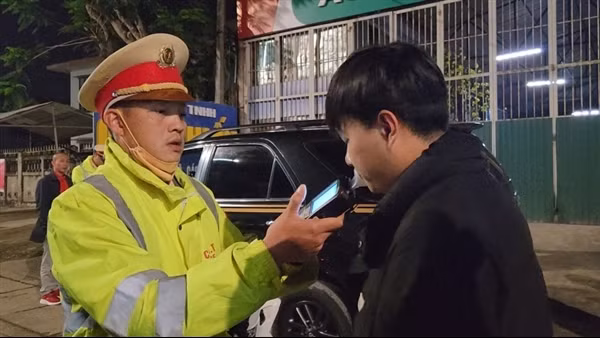 Xuyên đêm đảm bảo an toàn cho người dân đón Tết vui xuân