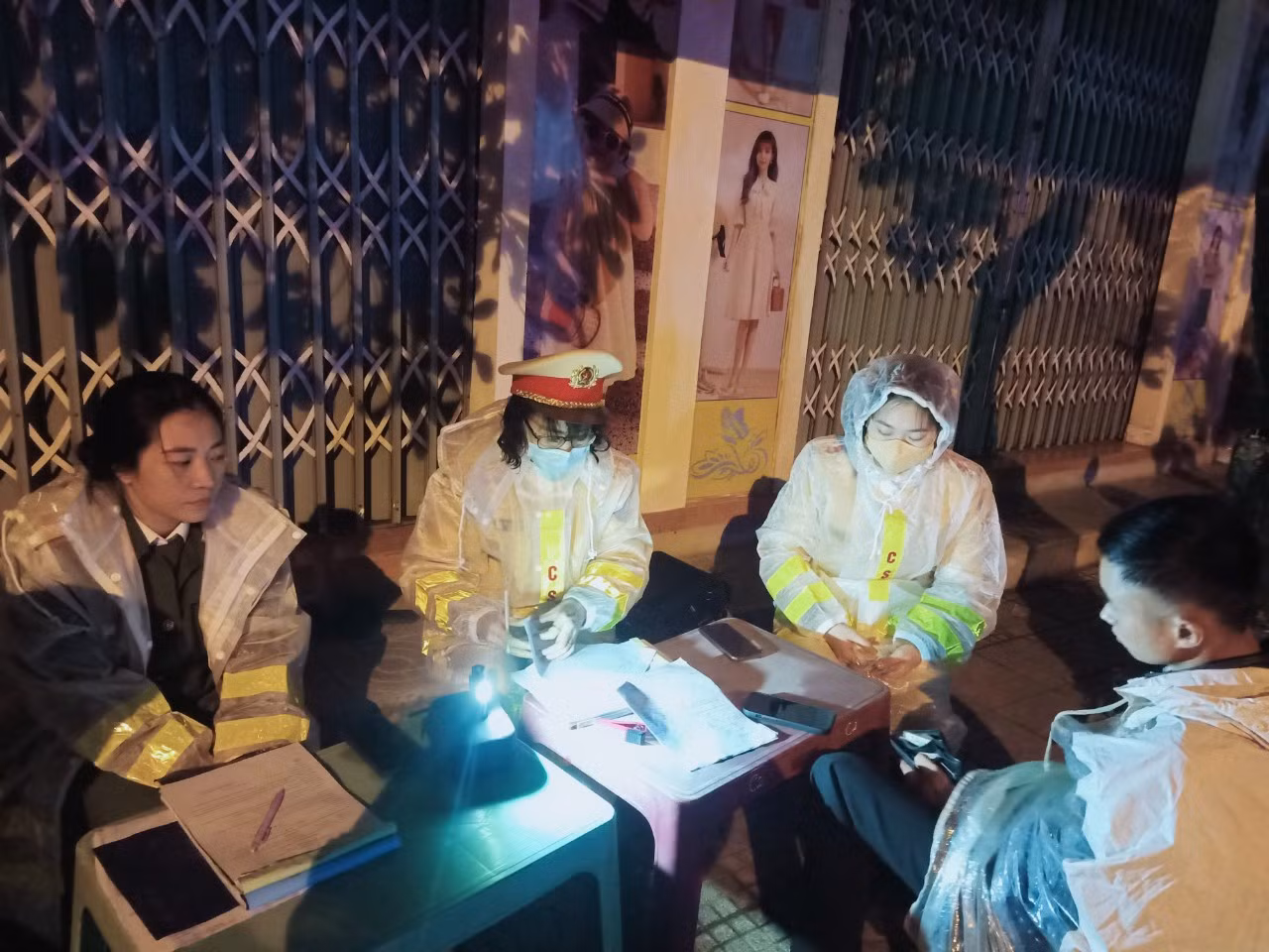 CSGT đón Tết ngoài đường đêm giao thừa -6