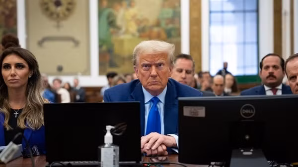 Ông Trump bị phạt hơn 350 triệu USD