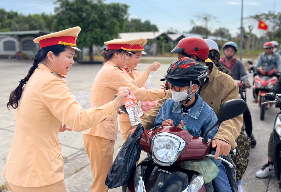 Những bóng hồng CSGT Công an Sóc Trăng đội nắng hỗ trợ người dân trở lại nơi làm việc -3
