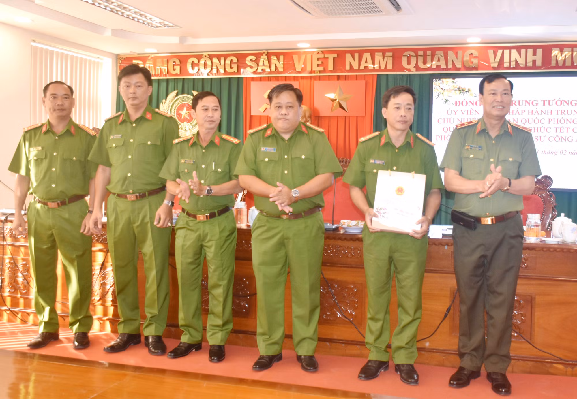 Trung tướng Lê Tấn Tới thăm, chúc Tết Công an TP Cà Mau -0