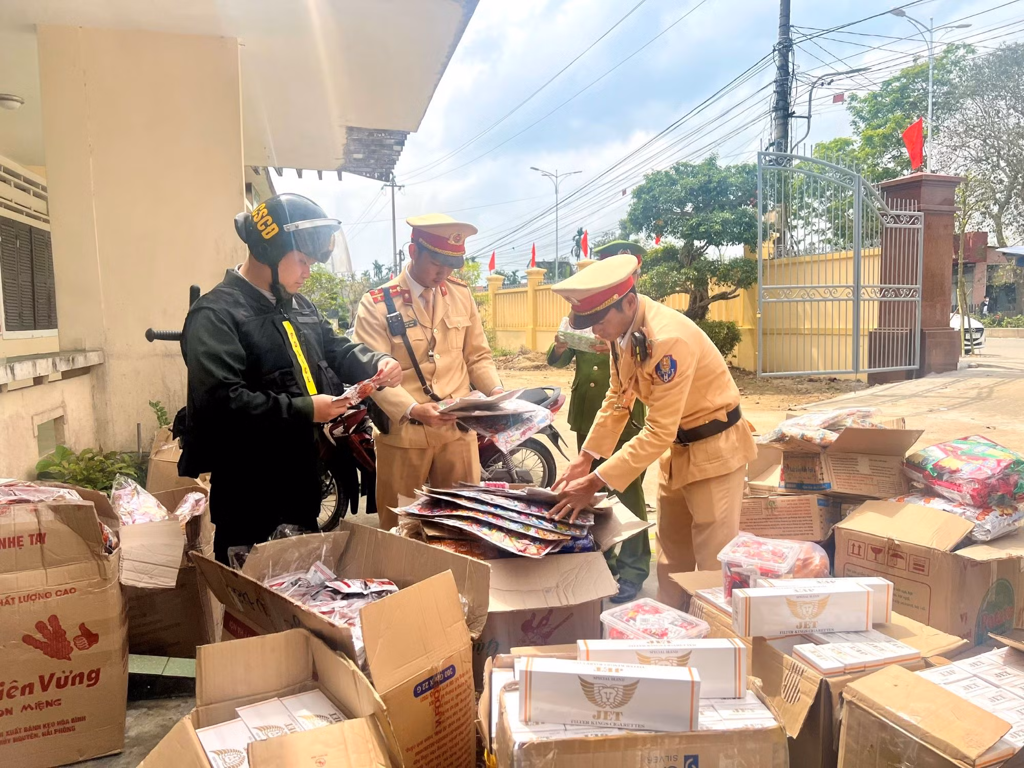 Tài xế xe khách nhận chở thuê số lượng lớn hàng hóa nhập lậu -0