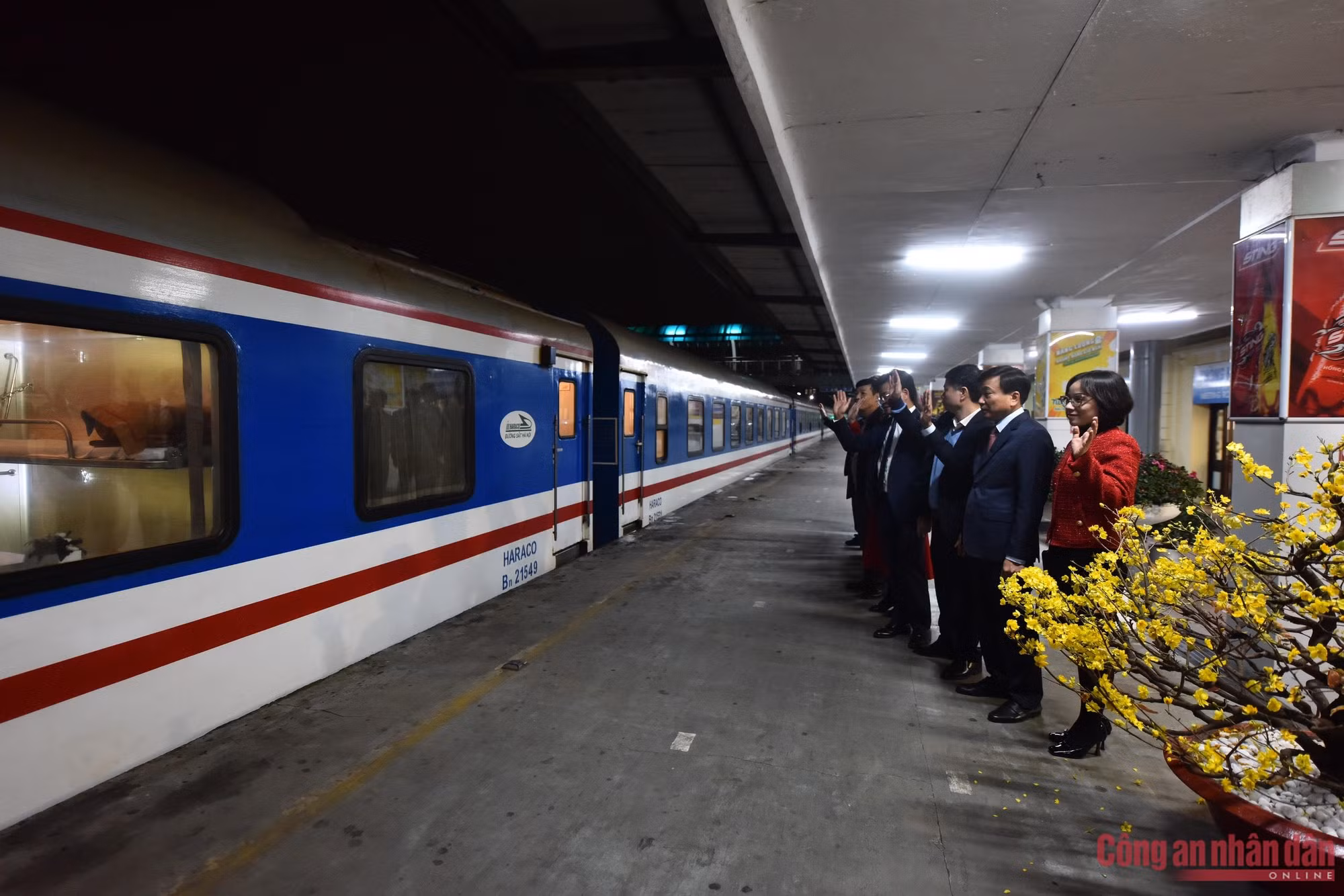 Chuyến tàu đêm giao thừa -0