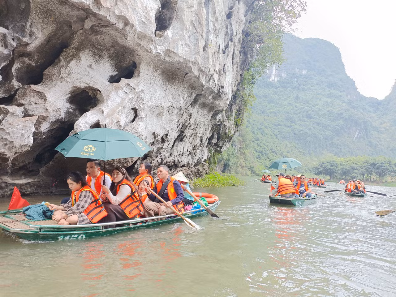 Khách du xuân chen chân chờ hơn 2h để vào Tràng An -3
