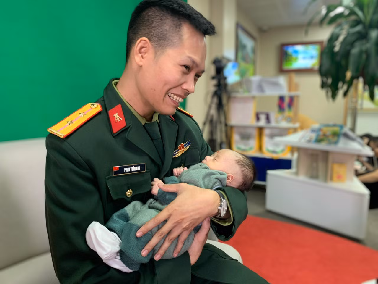 Mùa xuân hạnh phúc đầu tiên của những cặp vợ chồng hiếm muộn -0