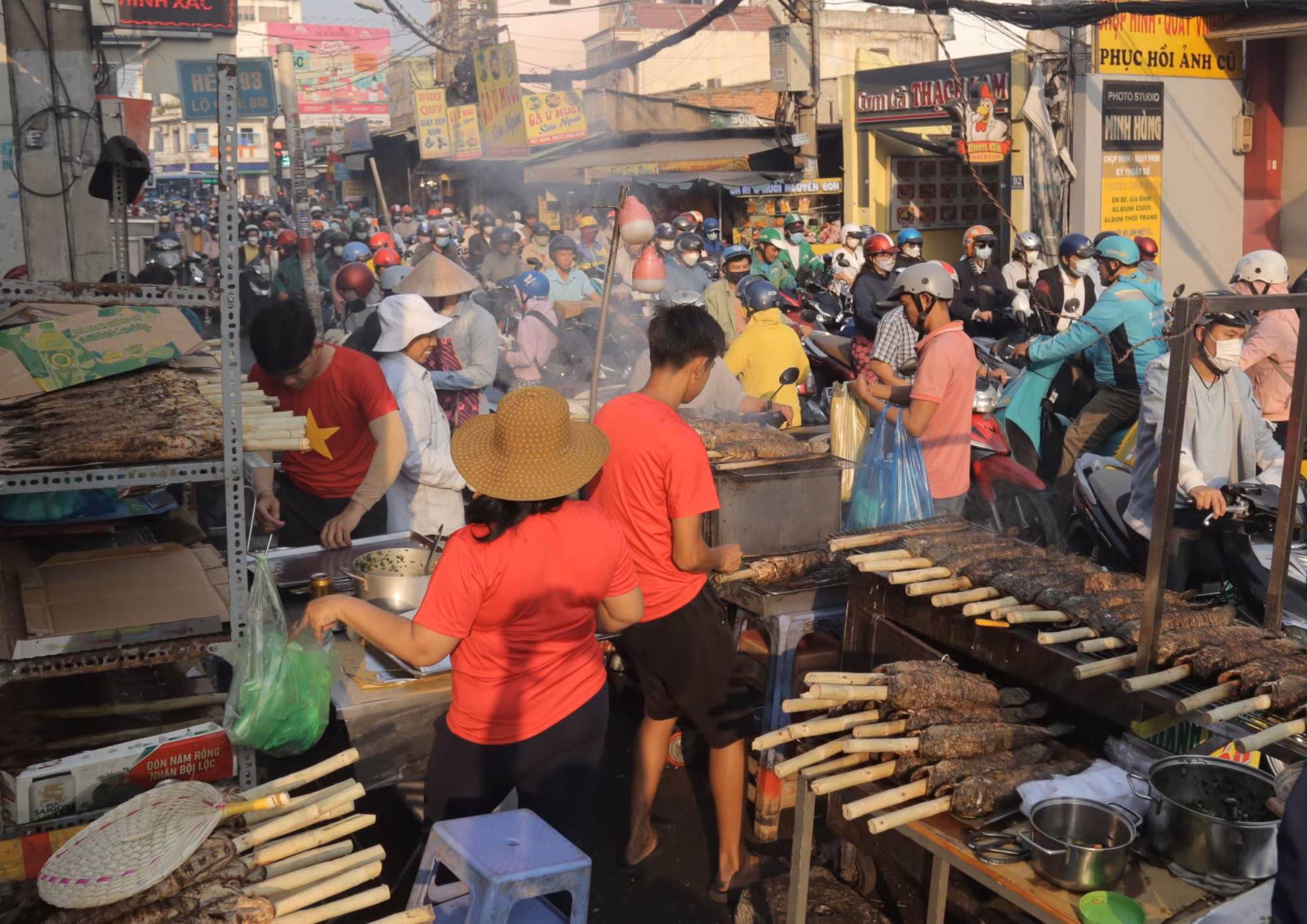 Mùi cá lóc nướng tỏa cả tuyến đường trong ngày 