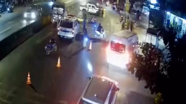 Xe tải tông hàng loạt xe máy đang dừng đèn đỏ khiến một người tử vong
