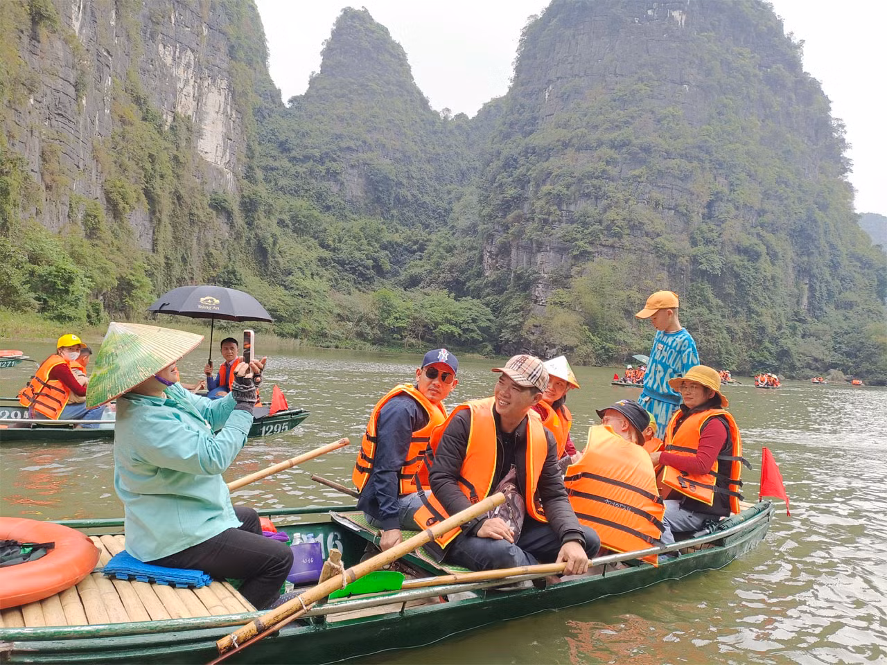 Khách du xuân chen chân chờ hơn 2h để vào Tràng An -0