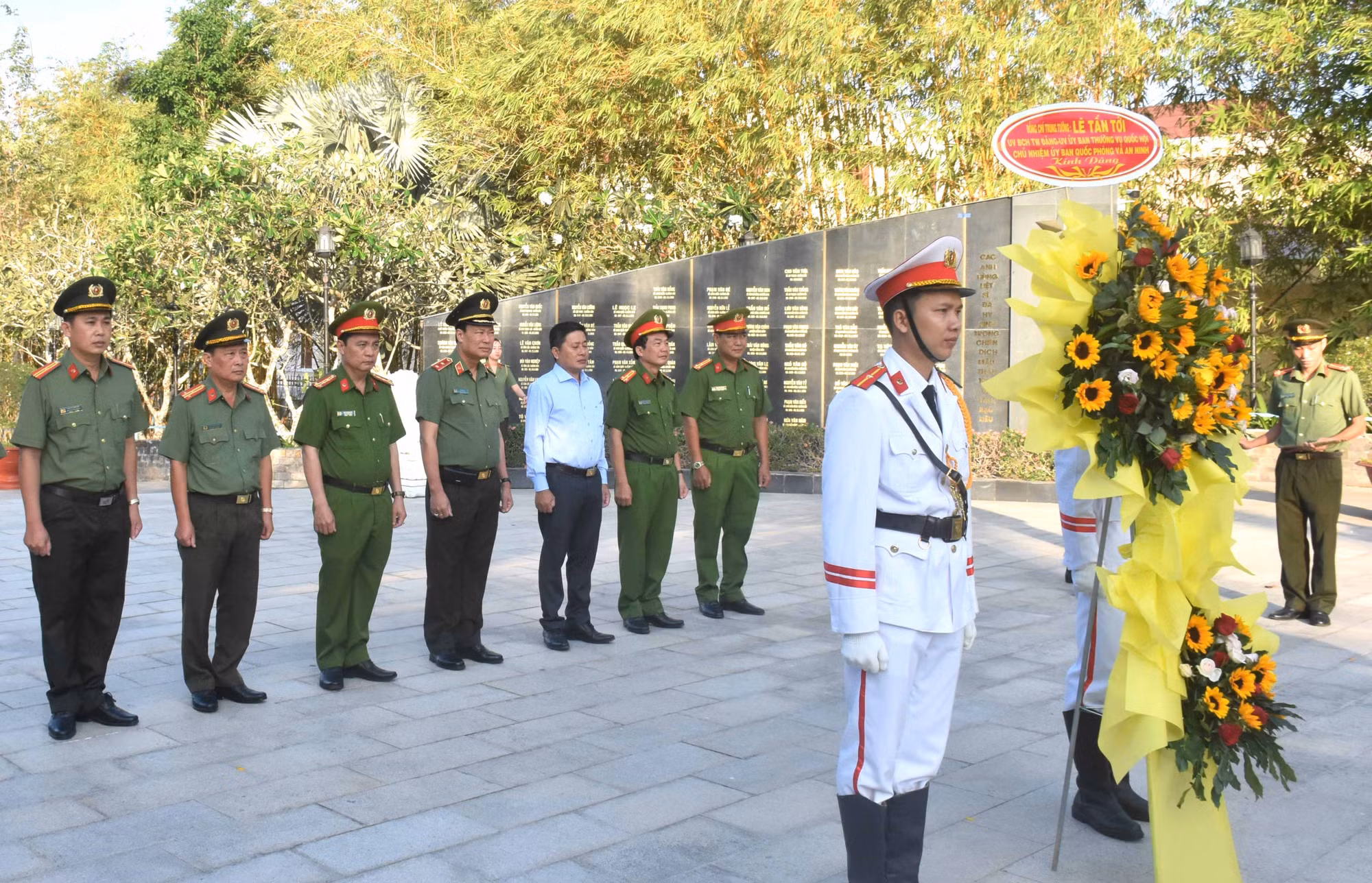  Chủ nhiệm Ủy ban Quốc phòng và An ninh của Quốc hội chúc Tết tại Bạc Liêu -0