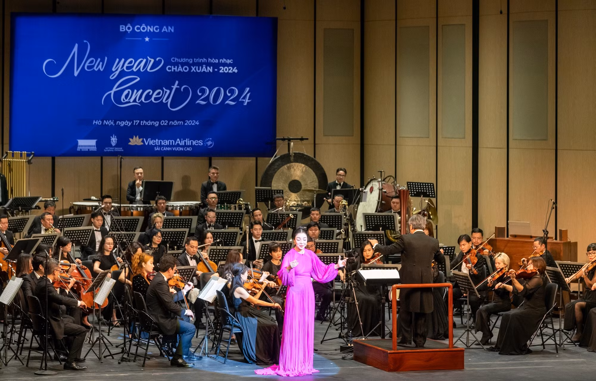 Hòa nhạc chào xuân 2024: Tinh tế, sang trọng và đậm sắc xuân -0