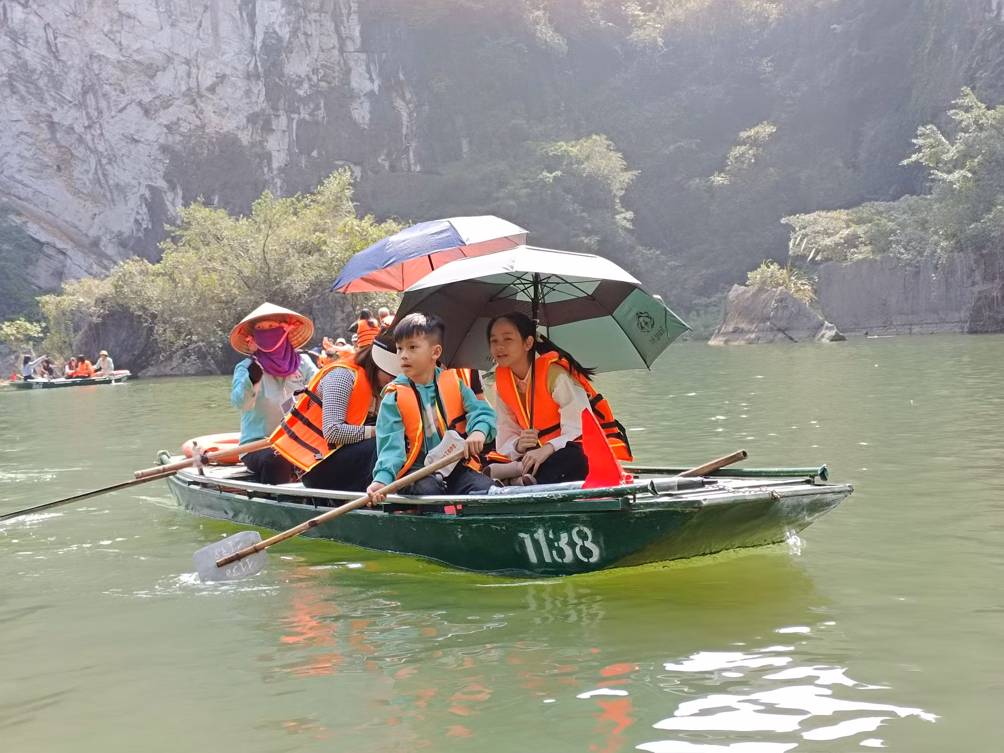 Khách du xuân chen chân chờ hơn 2h để vào Tràng An -0