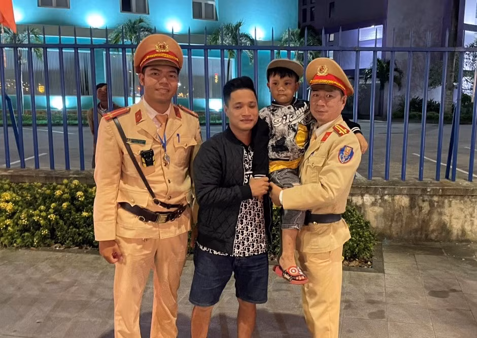 CSGT giúp cháu bé 5 tuổi đi lạc tìm được người thân -0