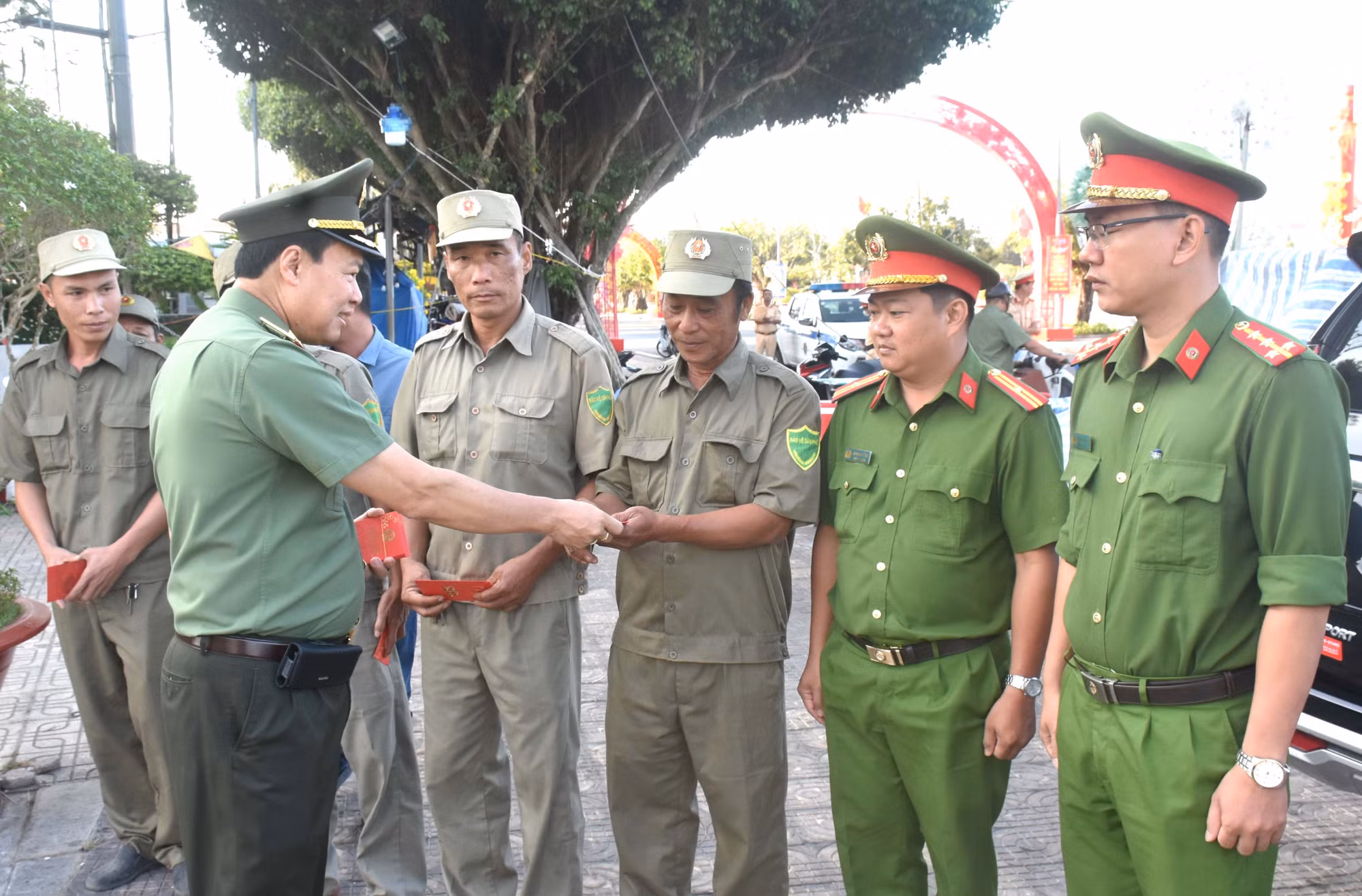 Trung tướng Lê Tấn Tới thăm, chúc Tết Công an TP Cà Mau -0