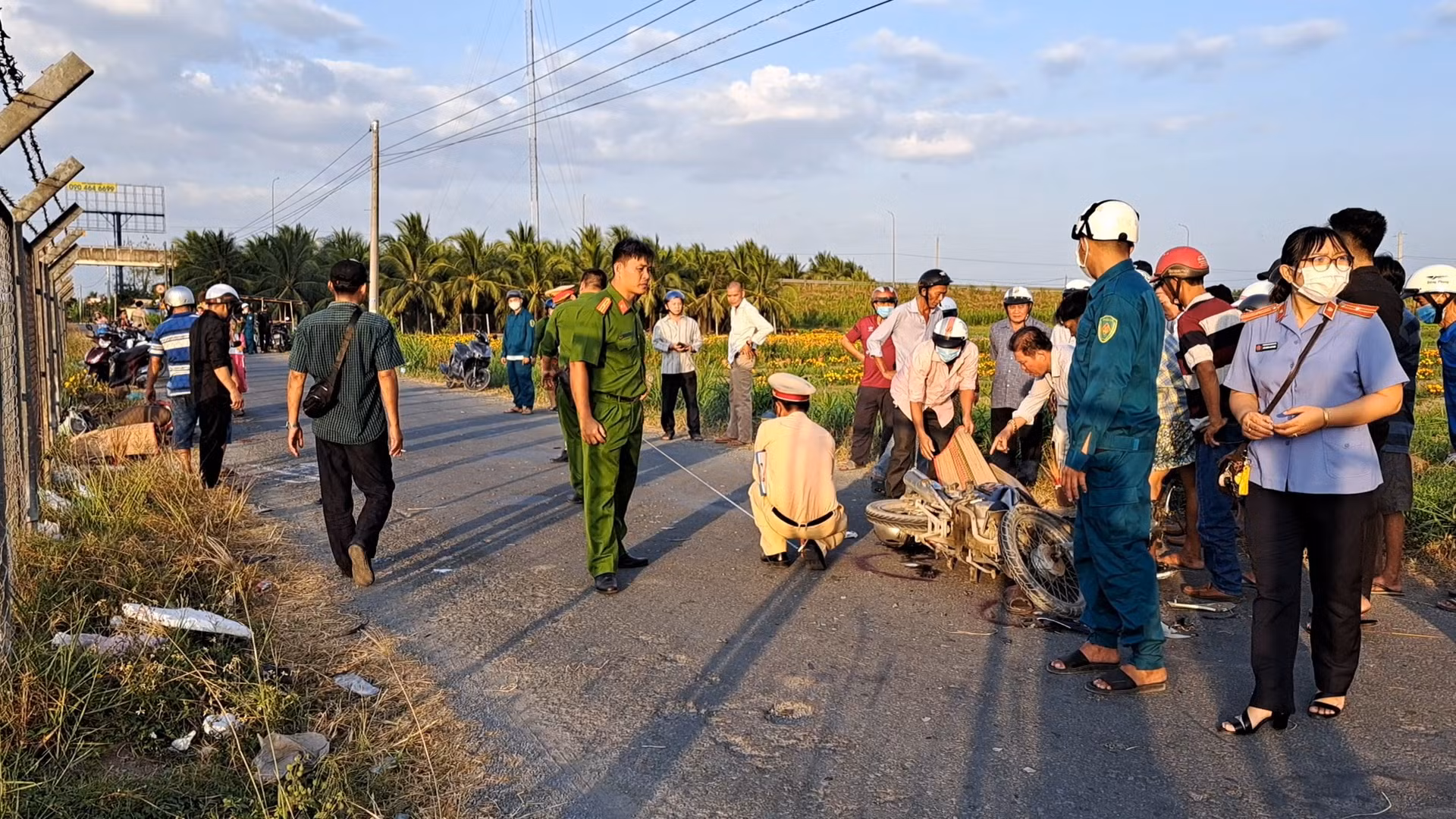 Xe máy va chạm trên đường huyện, 2 người thương vong -1