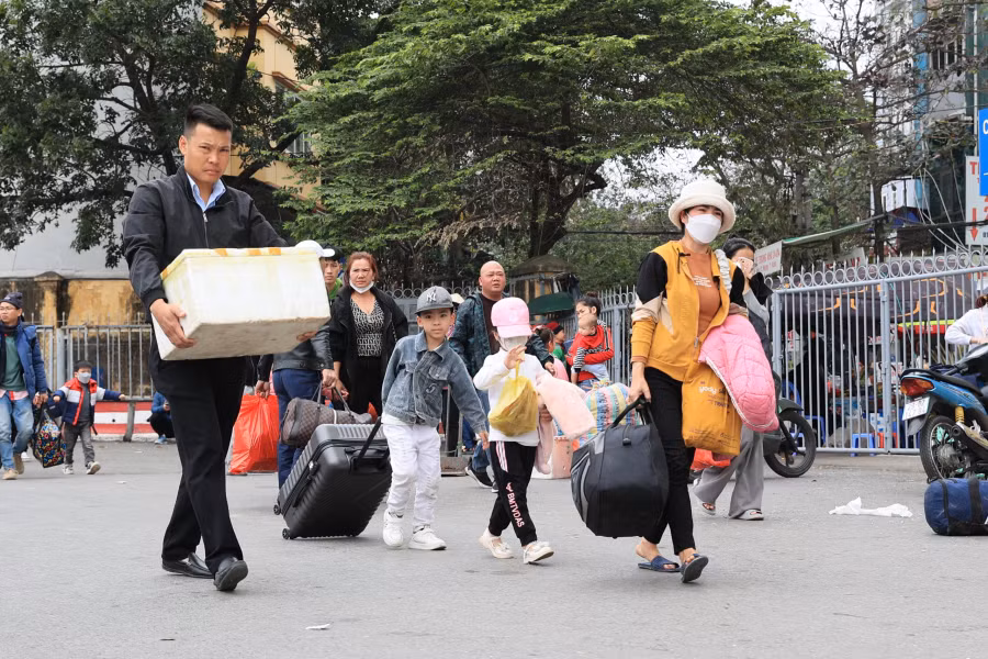 Ngày cuối nghỉ Tết: Người dân trở về Thủ đô, một số nơi ùn ứ cục bộ -0