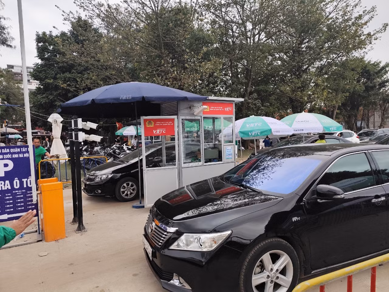 Ghi nhận thu phí trông giữ xe không dùng tiền mặt vào lễ Phủ Tây Hồ -0