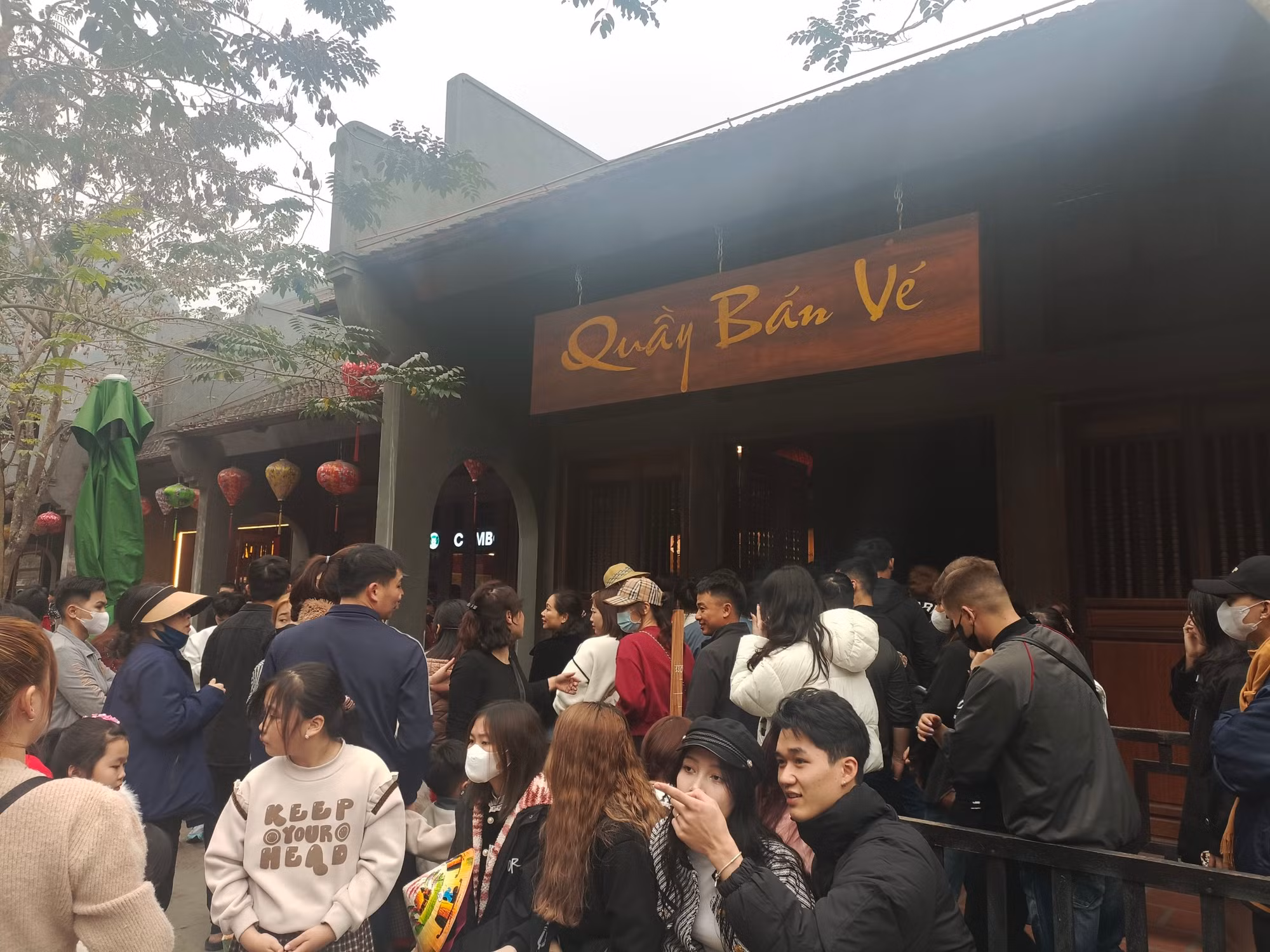 Khách du xuân chen chân chờ hơn 2h để vào Tràng An -0