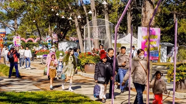 Hết Tết, du khách vẫn nườm nượp đổ lên Đà Lạt
