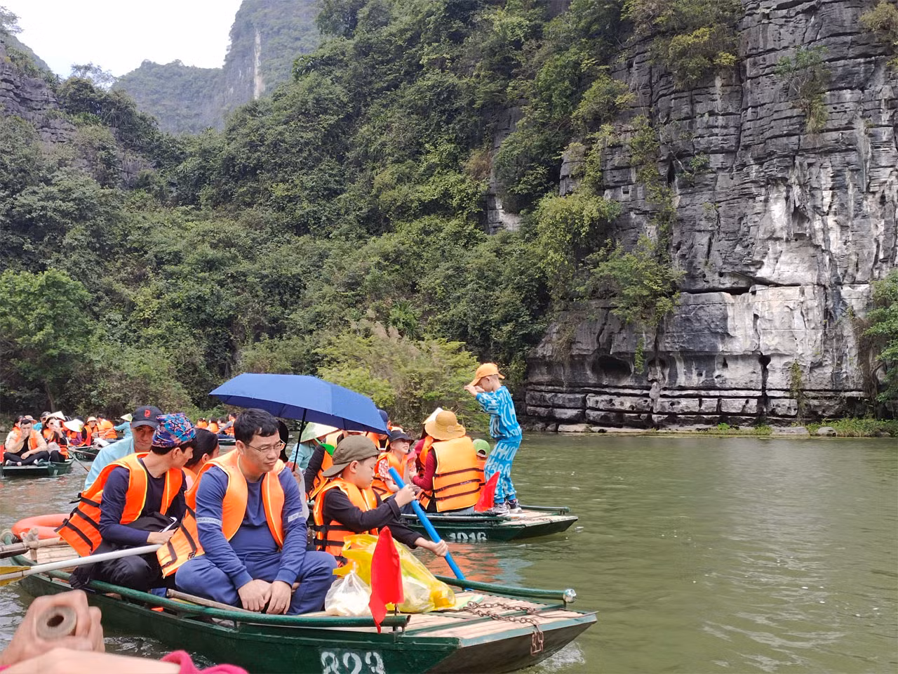 Khách du xuân chen chân chờ hơn 2h để vào Tràng An -2