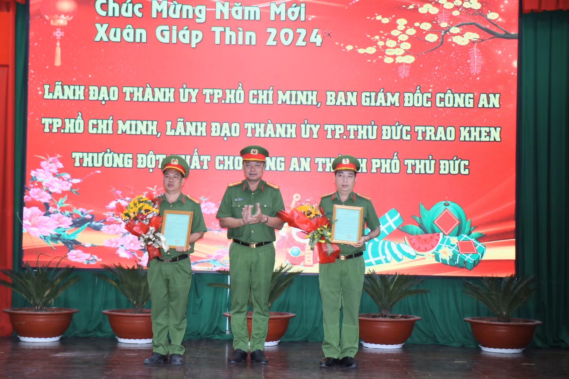Khen thưởng nhiều tập thể, cá nhân phá nhanh vụ án đặc biệt nghiêm trọng ở TP Thủ Đức -0