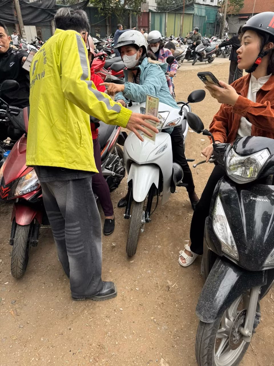 Ghi nhận thu phí trông giữ xe không dùng tiền mặt vào lễ Phủ Tây Hồ -0