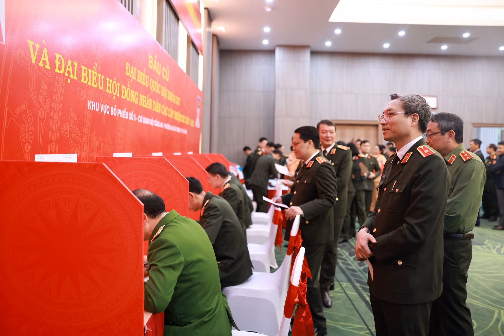 Lãnh đạo Bộ Công an tham gia bỏ phiếu khu vực bỏ phiếu số 5, đơn vị bầu cử số 1 -0