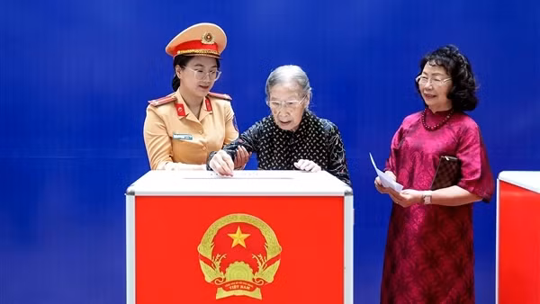 Cử tri 101 tuổi đến điểm bầu cử tự tay bỏ lá phiếu của mình