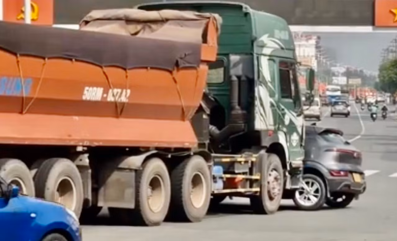 Bác thông tin xe đầu kéo tông đẩy xe ô tô đi nhiều mét là do mâu thuẫn cá nhân -0