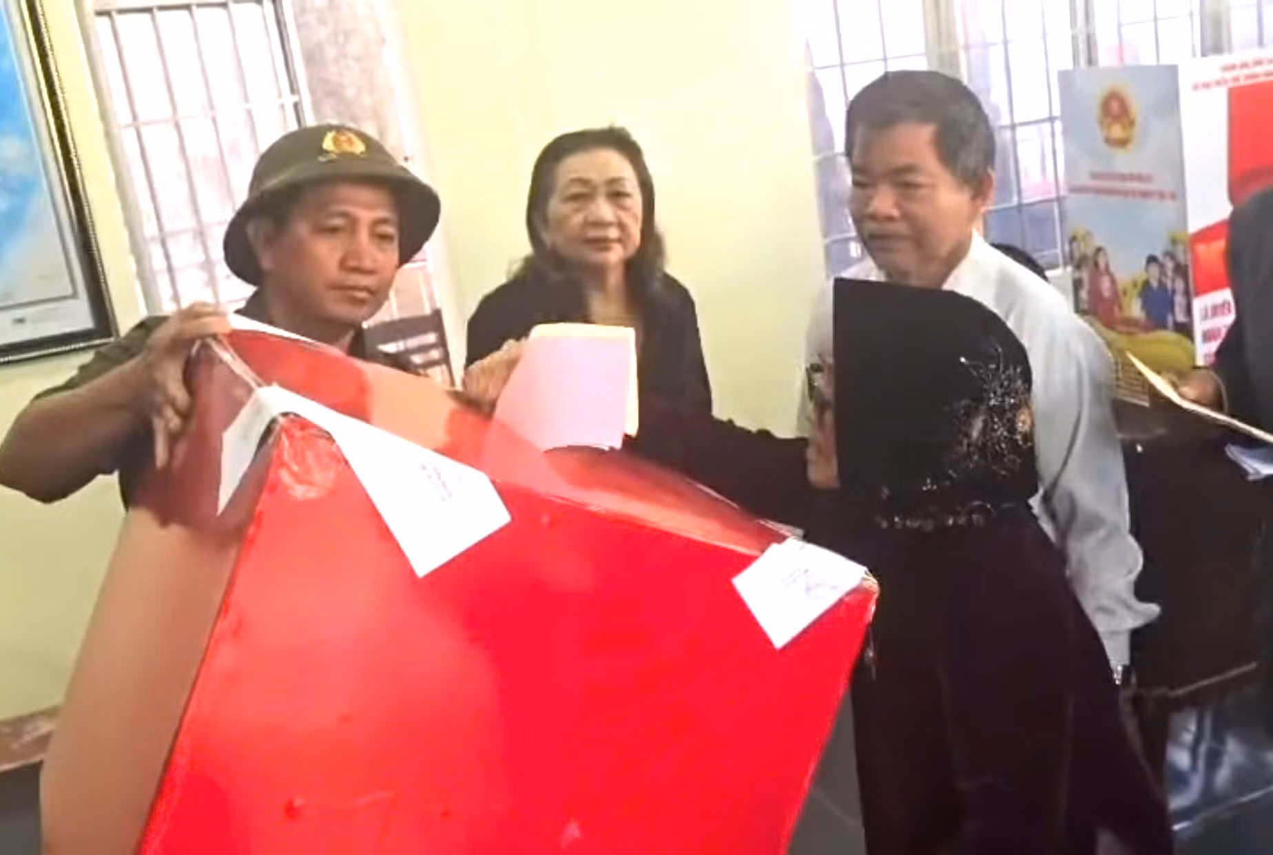 Gặp những cử tri “đặc biệt” trong ngày hội bầu cử -0