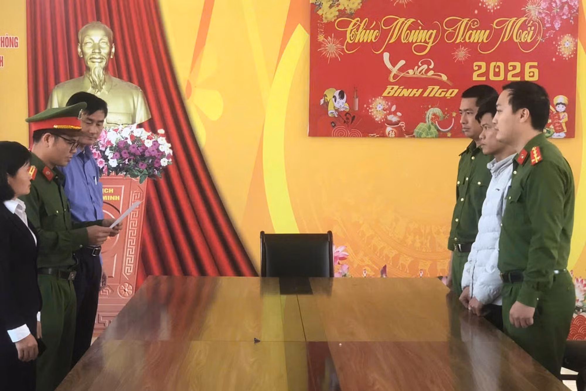 Khởi tố đối tượng cưỡng ép, bạo hành, kéo lê cô gái trên đường -0