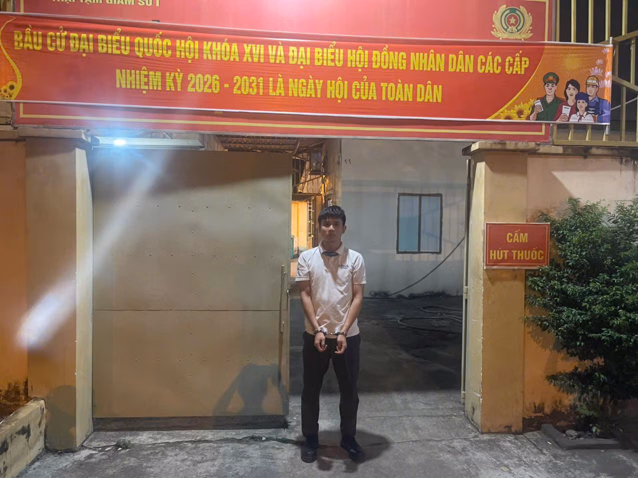 Lấy lý do mẹ chờ mổ cấp cứu để lừa tiền của đồng nghiệp -0