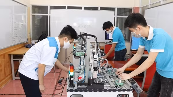 Doanh nghiệp "đỏ mắt" tìm người, lao động "mỏi chân" tìm việc