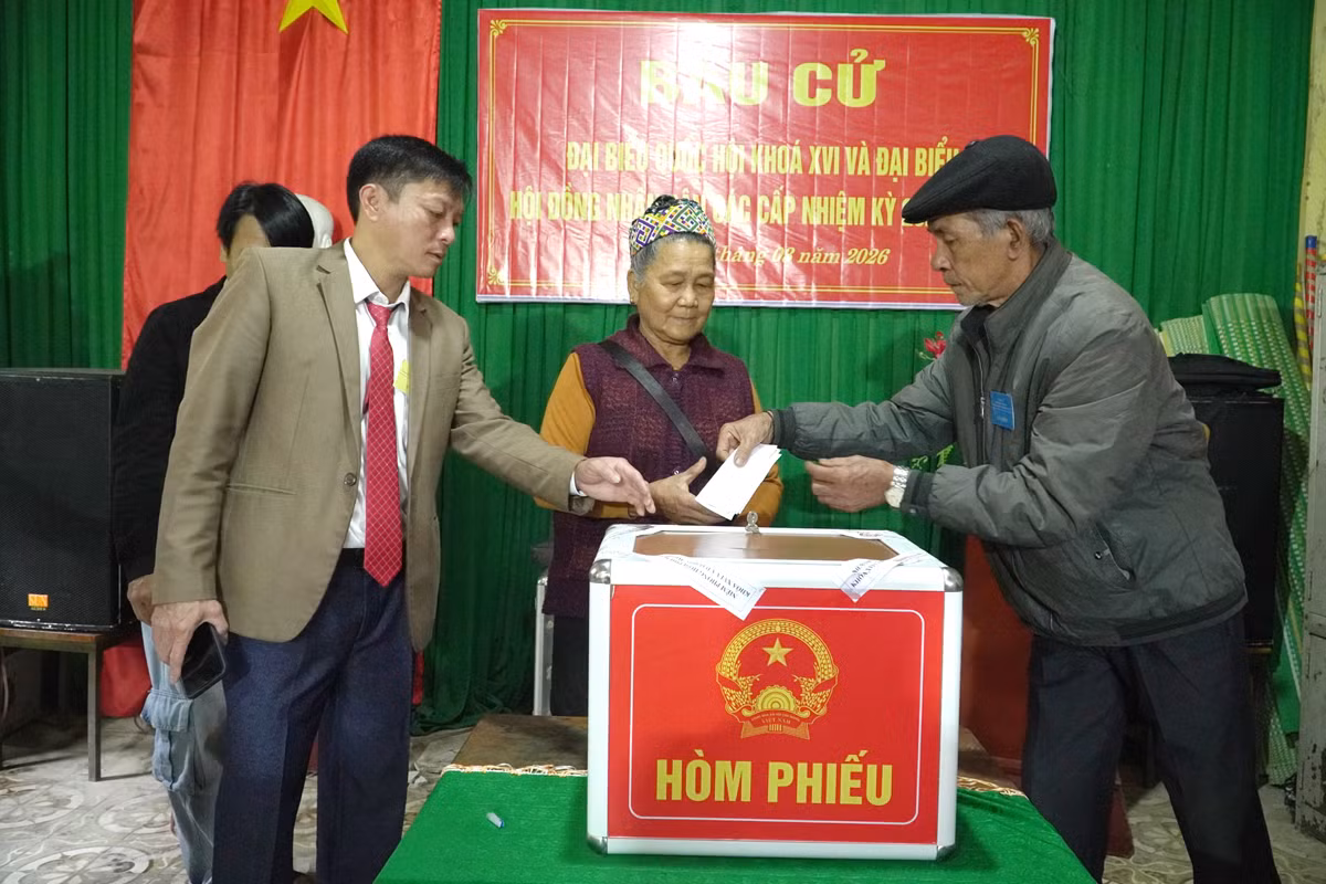 Cử tri vùng biên giới Nghệ An nô nức đi bầu cử -0