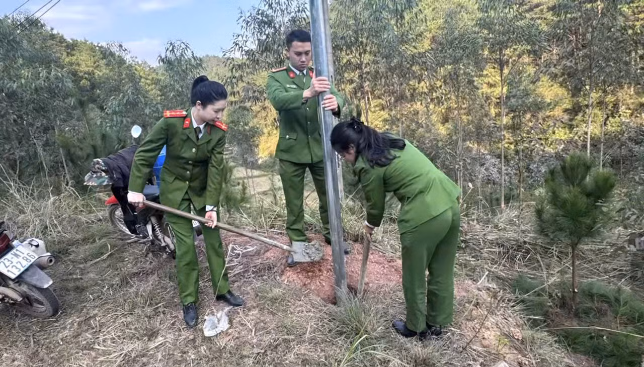 Mang ánh đèn chiếu sáng làng quê vùng đồng bào dân tộc khó khăn của tỉnh Lạng Sơn -0