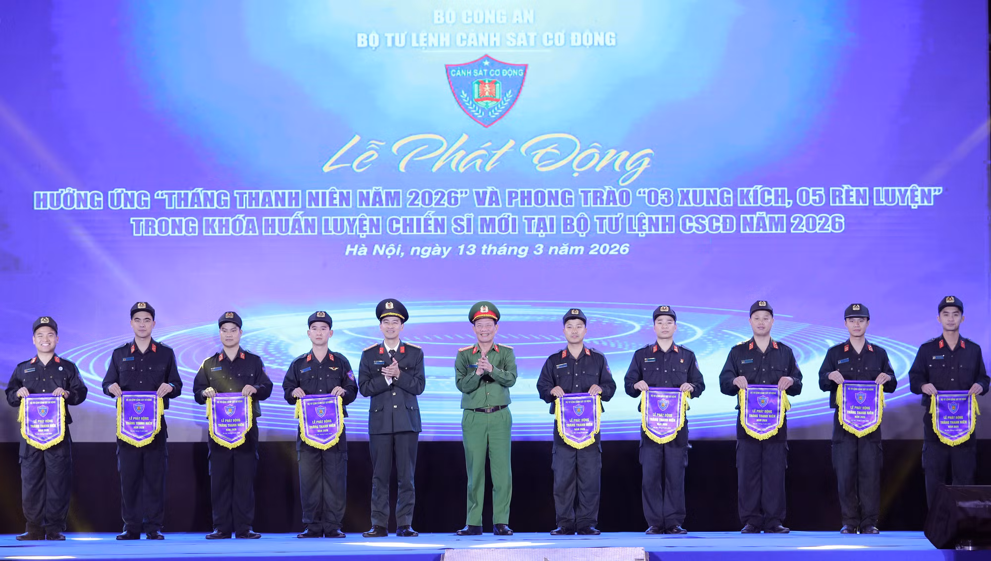 “Món quà đặc biệt” dành cho các tân binh -0