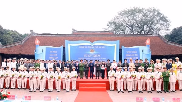 Tuyên dương 10 gương mặt trẻ Công an Thủ đô xuất sắc tiêu biểu năm 2025