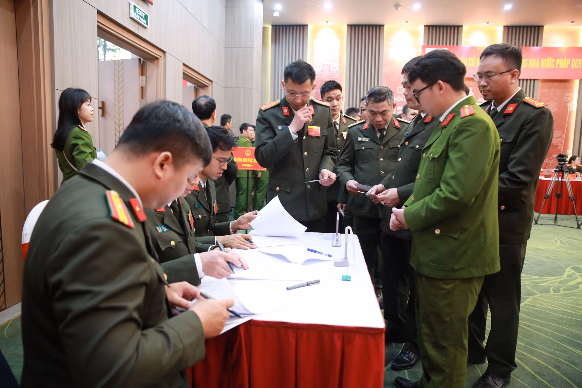 Lãnh đạo Bộ Công an tham gia bỏ phiếu khu vực bỏ phiếu số 5, đơn vị bầu cử số 1 -0