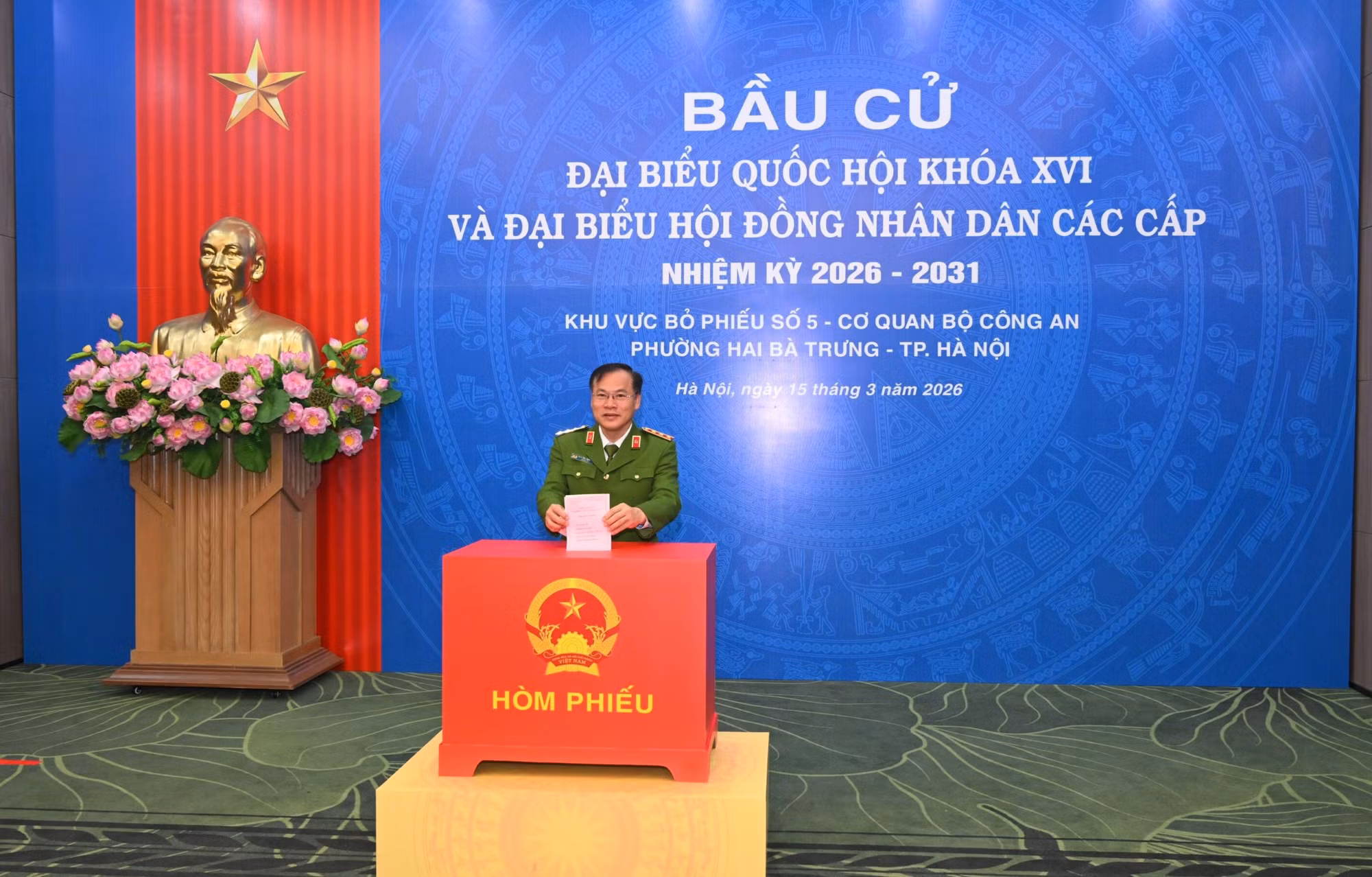 Lãnh đạo Bộ Công an tham gia bỏ phiếu khu vực bỏ phiếu số 5, đơn vị bầu cử số 1 -0