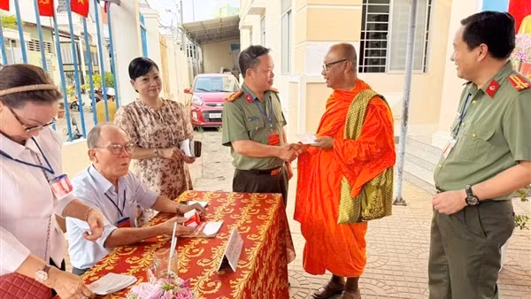 Cử tri là chức sắc, chức việc, đồng bào tôn giáo TP Cần Thơ hăng hái tham gia bầu cử