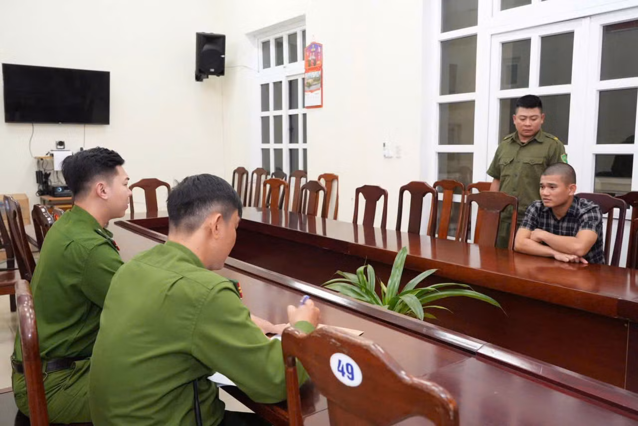 Đối tượng cướp giật điện thoại của du khách nước ngoài sa lưới -0