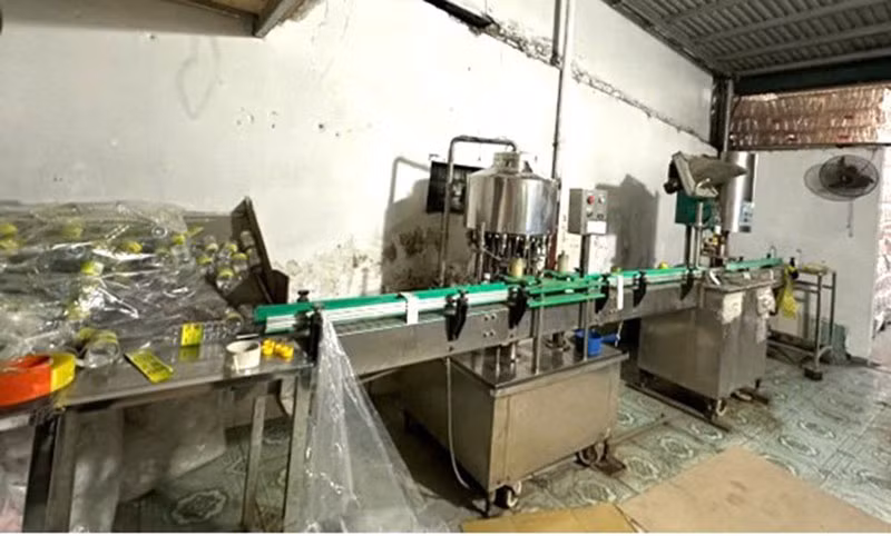 Khởi tố, bắt tạm giam bị can sản xuất dấm ăn giả với số lượng lớn -0