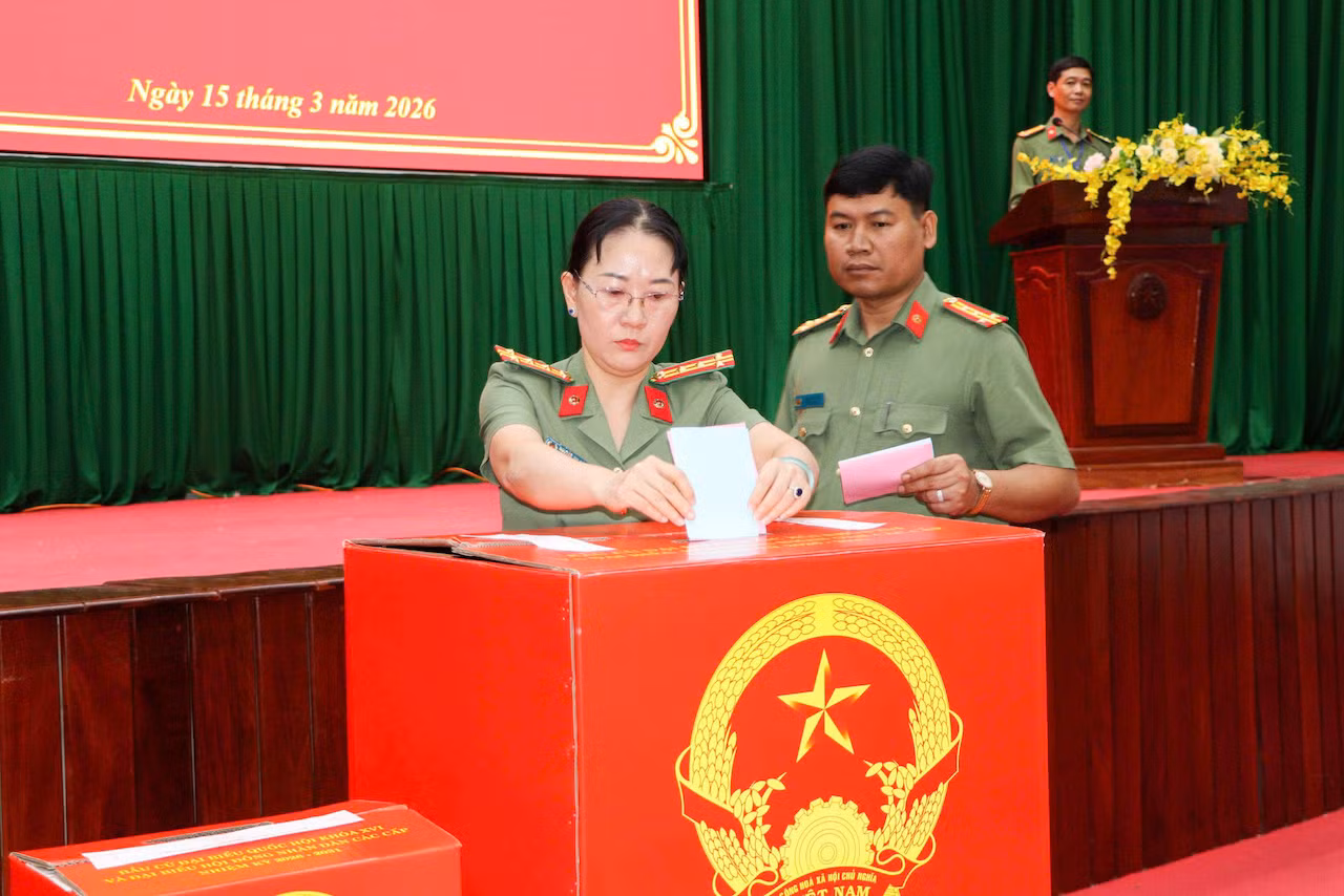 Công an Vĩnh Long - Đồng Tháp hoàn thành việc bỏ phiếu bầu cử -0