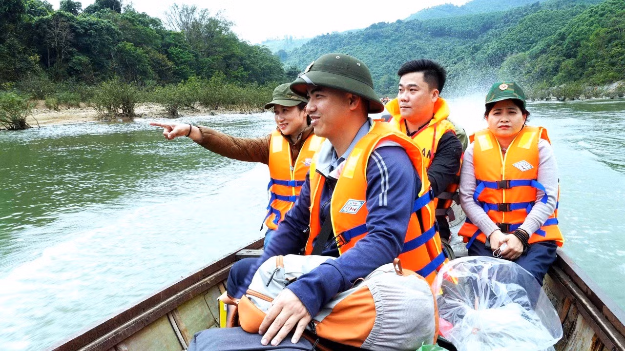Bà còn biên giới Trường Sơn náo nức mừng ngày hội lớn -0